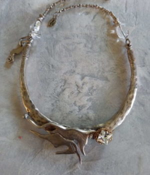 ELFIKA KRISS
collier tork métal argenté vieilli et cristal swarovski  95 €