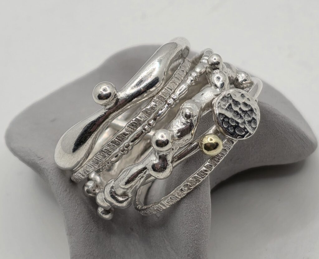 Assortiment de bagues anémones en argent massif
En option la perle et la pastille peuvent être en argent laiton ou or
le prix final est calculé en fonction des options choisies