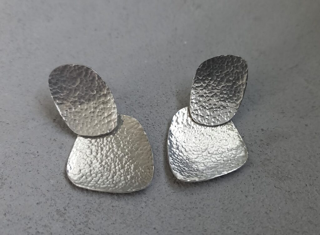 90 €
Boucles d'oreilles perçées en argent 925 éme, ultra légère à porter.