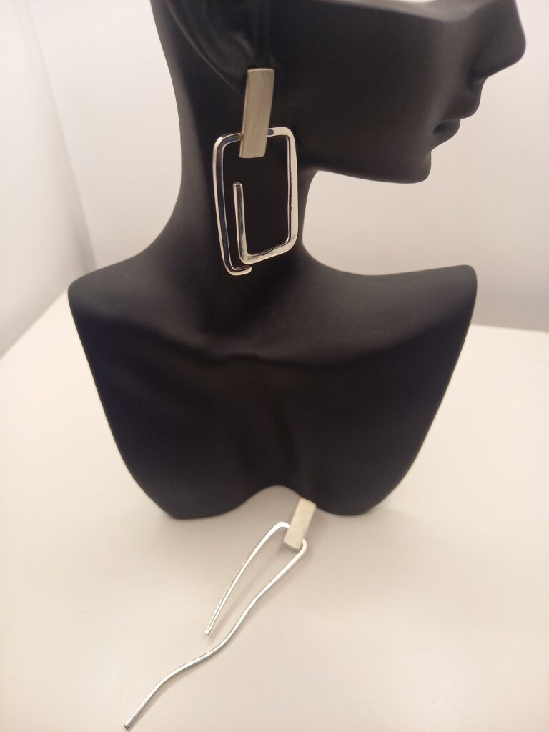 Bijoux d'oreille asymétrique argent massif

75 €

Longueur côté droit 10 cm / Longueur côté gauche 5 cm