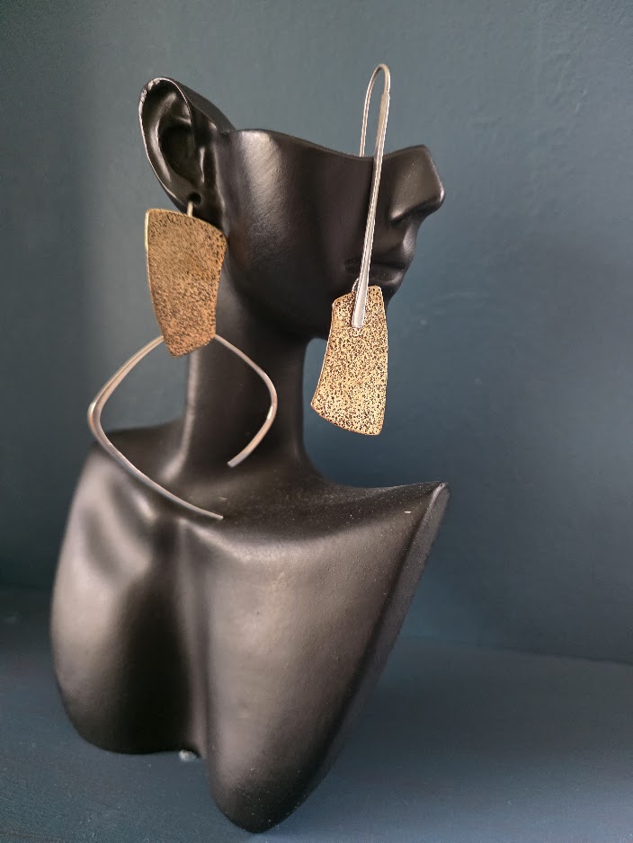 58 €

BO LAITON MAT ET  ARGENT

LONGUEUR ENVIRON 8 CM