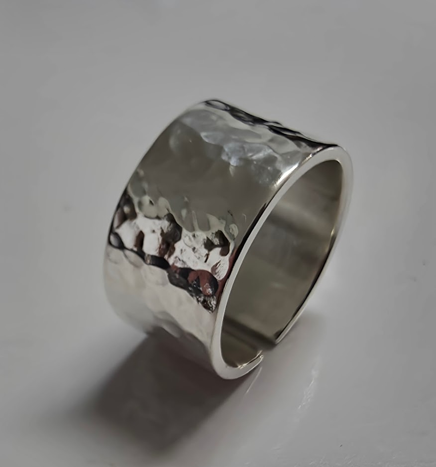 &nbsp;

120 €

ANNEAU MARTELE EN ARGENT

Largeur 1 CM

&nbsp;