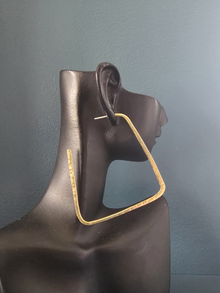 49 €

CREOLE en laiton brut tige en argent

le laiton peut s'oxyder avec l'air, ce bijou necessitera un entretien au miror de temps à autre pour reveler sa brillance maximale.

ou simplement en brossant de temps en temps à la paille de fer, il retrouvera également son éclat.