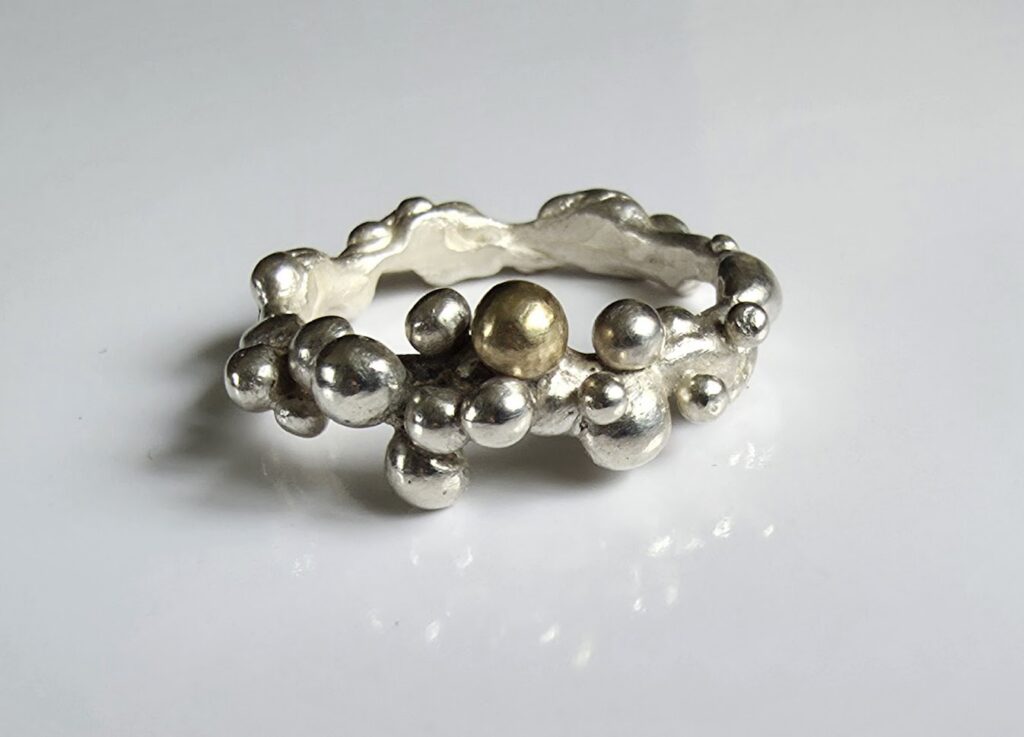 &nbsp;

88 €

Anemon perlée argent et perle laiton