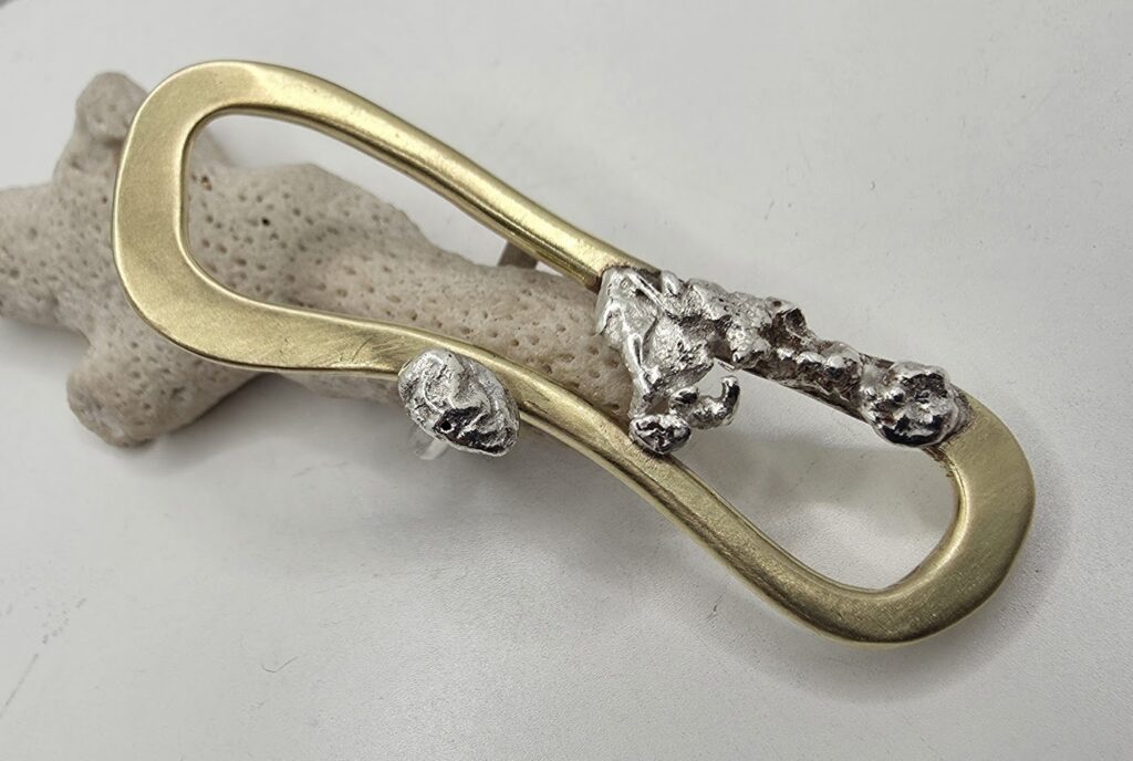 95 €

Bague laiton brut et argent

règlable