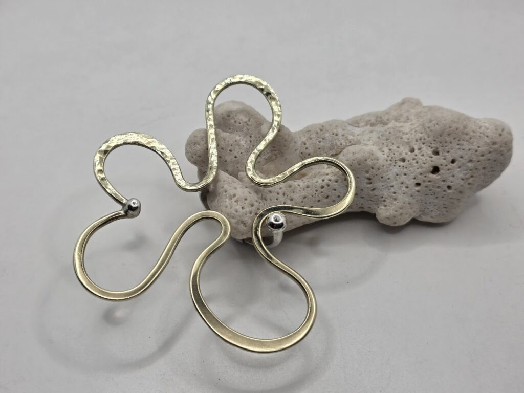 70 €

FLEUR en laiton brut martelé

corps de bague en argent

réglable

&nbsp;