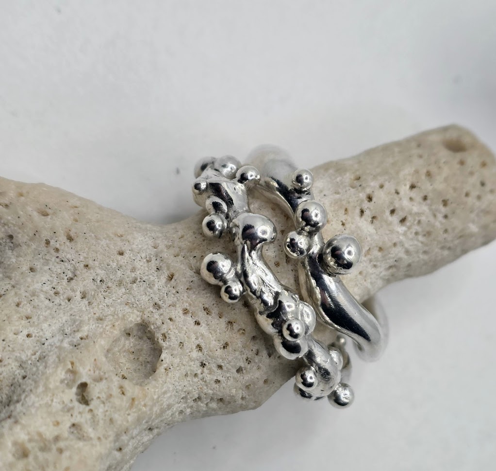 2 Anneaux perlés en argent sterling

130 €

Peuvent être vendu séparemment

Anemon perlée 85 €

Algaë perlée 55 €