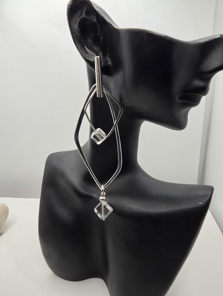 Bo argent sterling 925 ème et cristal de roche

longueur 12 CM

110 €
